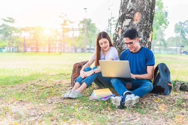 Két ázsiai fiatal college ember megvitatni a házi feladatot, és záróvizsga vizsgálatra, laptop. Oktatás és a barátság koncepció. A boldogság és a tanulás fogalma. Szerelmeseinek és barátomnak téma. — Stock Fotó