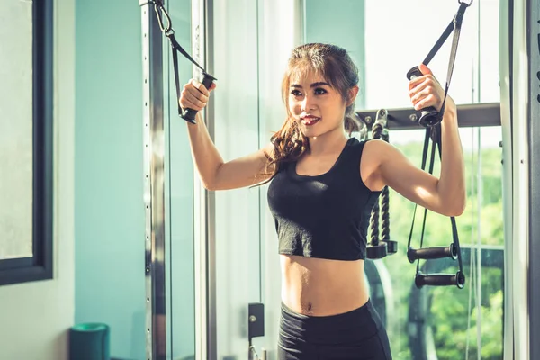 아시아 젊은 여자 휘트니스 체육관 크로스에서 탄성 로프 연습을 하 고. 강도 훈련을 근육입니다. 아름다움과 건강 개념입니다. 스포츠 장비 및 스포츠 클럽 센터 테마. — 스톡 사진