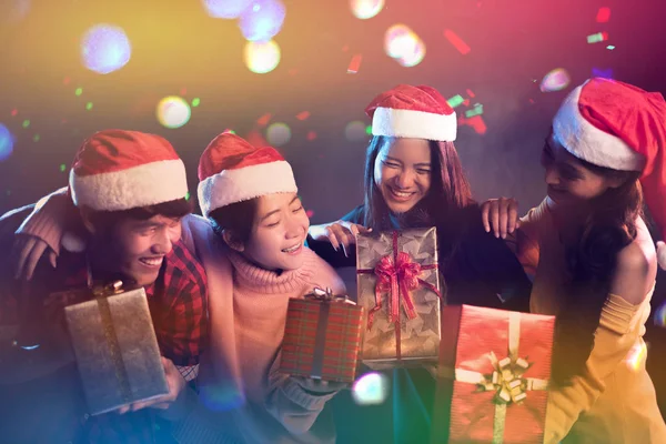 亚洲青少年的圣诞和新年派对庆祝活动。假期和幸福的概念。放松主题 — 图库照片