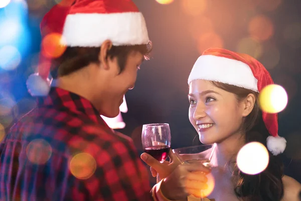 亚洲恋人目光接触, 在酒吧里互相微笑。蜜月和假日概念 — 图库照片