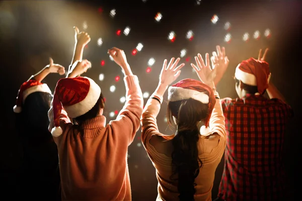 Obchody świąt Bożego Narodzenia i nowy rok Party. Koncepcja ludzie i wakacje. Taniec i świętowanie tematu — Zdjęcie stockowe