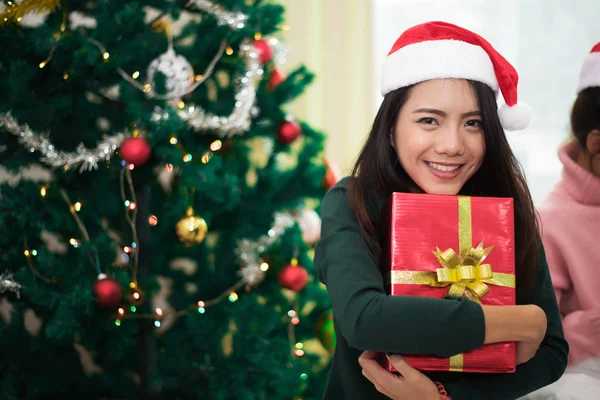 拿着圣诞树和装饰礼品或礼物的亚洲妇女。圣诞节和新年的概念。节日主题 — 图库照片