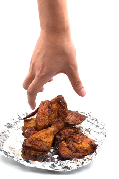 手抓烤鸡。美味的烧烤鸡肉箔上孤立的白色背景。食品和开胃概念 — 图库照片