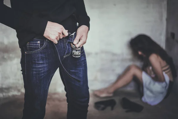 Zloděj nebo lupič bít zip kalhoty po znásilnění žena v opuštěném domě. Znásilnění a kriminální téma. Sociální otázky a problém koncepce — Stock fotografie
