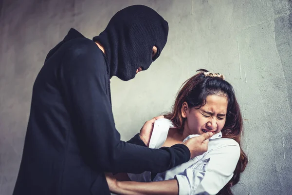 Ladro o ladro costringono la donna a spogliarsi e stuprare in una casa abbandonata. Concetto di crisi criminale di violenza sessuale e illegale. Questioni sociali e concetto di problema — Foto Stock