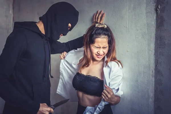 Ladro o ladro costringono la donna a spogliarsi e stuprare in una casa abbandonata. Concetto di crisi criminale di violenza sessuale e illegale. Questioni sociali e concetto di problema — Foto Stock