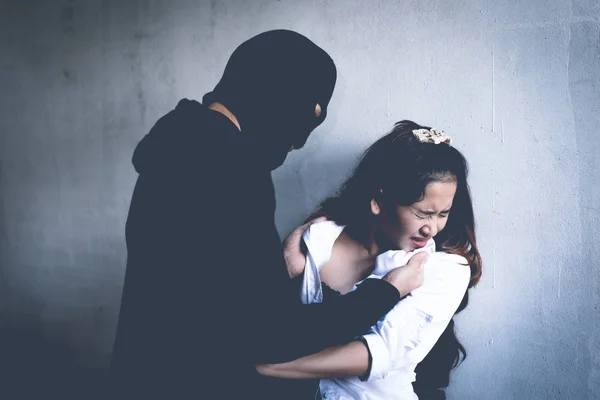 Una rapinatrice costringe una donna a spogliarsi in una casa abbandonata. Stupro e tema criminale. Questioni sociali e concetto di problema — Foto Stock