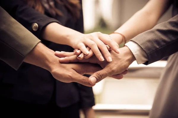 Os empresários Mãos Montar Corporativo em Reunião e Teamwork conceito. Grupo de trabalho em equipe e tema de cooperação. em conjunto trabalho de equipa — Fotografia de Stock