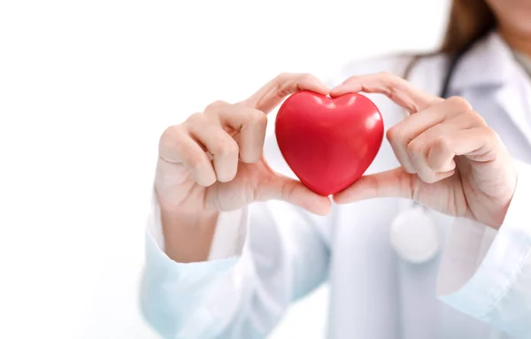 Primo piano della dottoressa con cuore rosso. Concetto medico e sanitario — Foto Stock