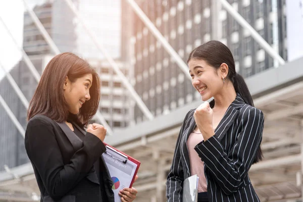 Duas mulheres de negócios mão levantar feliz ao ar livre, Negócios acheive e conceito de sucesso — Fotografia de Stock