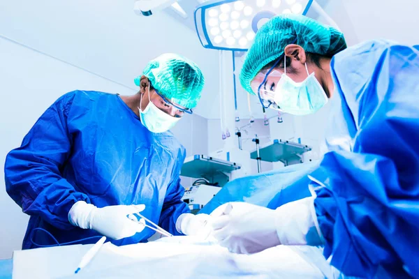 Yardım hasta tehlikeli acil durumda, hastane ve cerrahi kavramı, sağlık ve tıp kavramı, kanser ve hastalığı tedavi için çalışan doktor ve Yardımcısı hemşire
