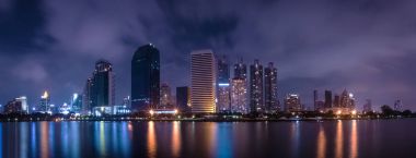 Büyük şehirde Panoraması gece hayatı Tayland, Panorama manzara, kasaba yatay