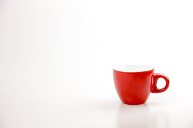 Kırmızı kahve fincan beyaz arka plan üzerinde ve metin veya reklam, içme kavramı, aşk kavramı için alan kopyalayın