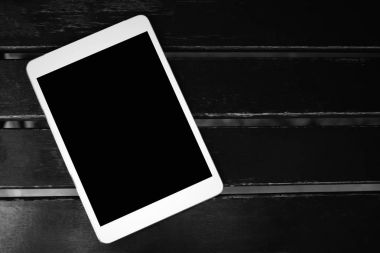 Beyaz dokunmatik tablet ile siyah boş kopya alanı perde reklam veya sosyal medya metin kaynak siyah ahşap masa, teknoloji kavramı, iş kavramı, Vignette ve koyu tonu için
