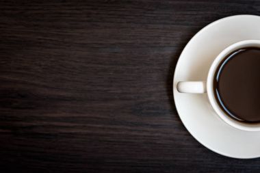 Kopya alanı, tam ile yarım fincan kahve, koyu tonu natürmort ve skeç, reklam, iş ve içme kavramı, Relax kavramı için en iyi görünümü ile ahşap masa arka plan üzerinde beyaz kahve fincanı