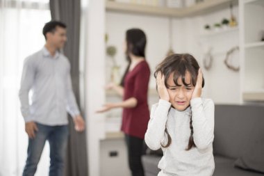  O onun annemle babam kavga duymak istemiyor çünkü küçük kız kulakları ellerini koyar. kapatın kulaklar, Aile dramatik sahne, aile sorunları, sosyal ve veliler sorun kavramı