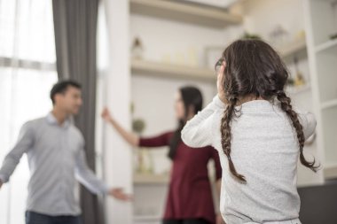 Arkada o onun annemle babam kavga duymak istemediği görünümü, küçük kız kulakları ellerini koyar. kapatın kulaklar, Aile dramatik sahne, aile sorunları, sosyal ve veliler sorun kavramı