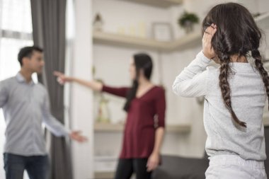 Arkada o onun annemle babam kavga duymak istemediği görünümü, küçük kız kulakları ellerini koyar. kapatın kulaklar, Aile dramatik sahne, Parrents sorunlar, sosyal ve veliler sorun kavramı