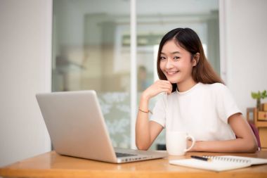 Evde ticari internet'te sörf için dizüstü bilgisayar ile çalışan iş kadını. Online alışveriş iş ve tatil kavramı Relax