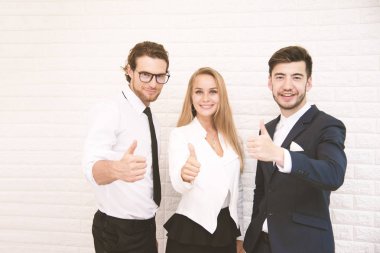 Takım işçiler başparmak yukarıya için kafe, iş ve başarı kavramı, takım arkadaşı ve işbirliği, yumuşak pinterest ve instragram işlem gibi duvara önünde iş başarı.