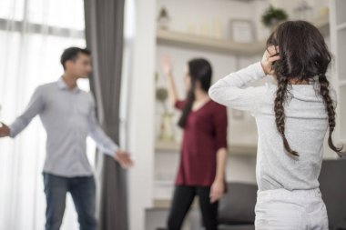 Arkada o onun annemle babam kavga duymak istemediği görünümü, küçük kız kulakları ellerini koyar. kapatın kulaklar, Aile dramatik sahne, aile sorunları, sosyal ve veliler sorun kavramı