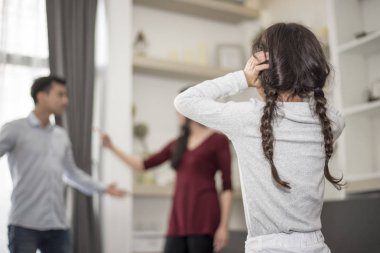 Arkada o onun annemle babam kavga duymak istemediği görünümü, küçük kız kulakları ellerini koyar. kapatın kulaklar, Aile dramatik sahne, aile sorunları, sosyal ve veliler sorun kavramı