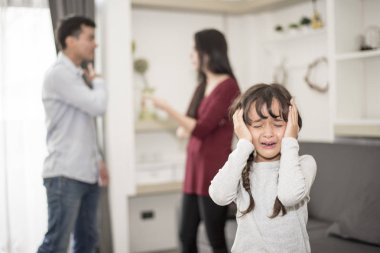 Küçük kız baba ve anne kavga, Sad ve dramatik sahne, Aile yayınladı, erken çocukluk eğitimi ve sosyal istismar çocuk hakları ve veliler sorun kavramı umurumda çünkü ağlıyordu
