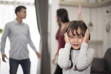 Küçük kız baba ve anne kavga, Sad ve dramatik sahne, Aile yayınladı, erken çocukluk eğitimi ve sosyal istismar çocuk hakları ve parrents sorun kavramı umurumda çünkü ağlıyordu