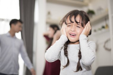 Küçük kız baba ve anne kavga, Sad ve dramatik sahne, Aile yayınladı, erken çocukluk eğitimi ve sosyal istismar çocuk hakları ve parrents sorun kavramı umurumda çünkü ağlıyordu
