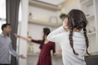 Arkada o onun annemle babam kavga duymak istemediği görünümü, küçük kız kulakları ellerini koyar. kapatın kulaklar, Aile dramatik sahne, aile sorunları, sosyal ve veliler sorun kavramı