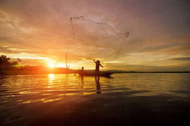 Sabah, güneş Tayland ile tekne Net kullanarak balıkçı balıkçılık siluet doğa ve kültür kavramı