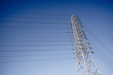 Elektrik Telekom yazı tel ve kablo wth mavi gökyüzü arka plan