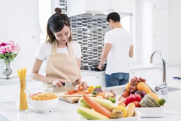 Asiatiska Älskare Köket Kvinna Skiva Grönsaker Och Matlagning Man Gör — Stockfoto