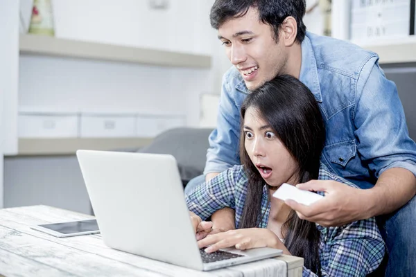 Liebhaber überraschen bei der Nutzung des Laptops. Familienkonzept, Liebeskonzept, Technologiekonzept — Stockfoto