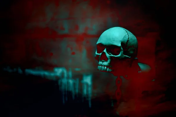 Esqueleto de crânio com corrente em fundo de sangue vermelho, tema do dia de Halloween, Horror e tom de filme escuro, Conceito assustador e gritante, Conceito de fantasma e bruxa. Cartaz para o evento do festival de férias . — Fotografia de Stock