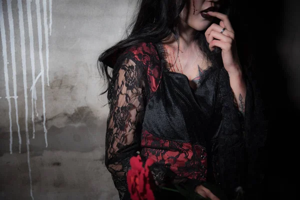 섹시 한 아름 다운 뱀파이어 배고픈 고 버려진된 집, 할로윈 축제, 공포 및 뷰티 패션 개념, 무서운, Fearing 개념에 혈액에 대 한 발견. 어두운 영화 포스터 톤, — 스톡 사진