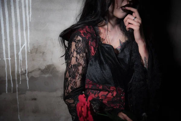 Sexy Hermoso vampiro hambriento y la búsqueda de sangre en casa abandonada, Festival de Halloween, Horror y belleza concepto de moda, concepto de miedo y miedo. Cartel de película oscura tono , — Foto de Stock