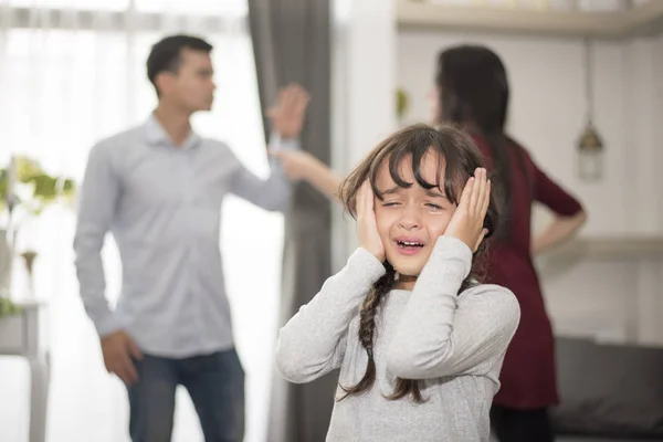 Mała dziewczynka płakała, bo tata i Mama kłótni, Sad i dramatyczne sceny, Rodzina wydane, nadużywane w edukacji wczesnoszkolnej i społecznych praw dzieci i rodziców opieki problem koncepcja — Zdjęcie stockowe