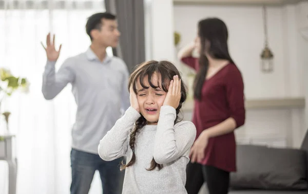 Küçük kız baba ve anne kavga, Sad ve dramatik sahne, Aile yayınladı, erken çocukluk eğitimi ve sosyal istismar çocuk hakları ve veliler sorun kavramı umurumda çünkü ağlıyordu — Stok fotoğraf