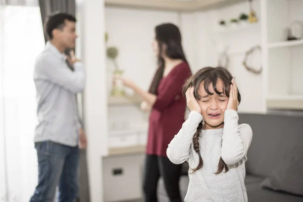 Küçük kız baba ve anne kavga, Sad ve dramatik sahne, Aile yayınladı, erken çocukluk eğitimi ve sosyal istismar çocuk hakları ve veliler sorun kavramı umurumda çünkü ağlıyordu — Stok fotoğraf