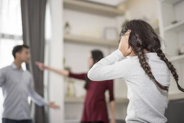 Arkada o onun annemle babam kavga duymak istemediği görünümü, küçük kız kulakları ellerini koyar. kapatın kulaklar, Aile dramatik sahne, aile sorunları, sosyal ve veliler sorun kavramı — Stok fotoğraf