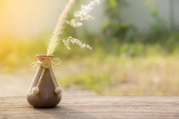 Grasblume in der Vase, selektiver Fokus, Umweltkonzept, Weltsparkonzept — Stockfoto