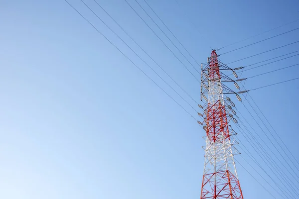 Rot-weiß verdrahtete Telekommunikationskabel mit blauem Himmelshintergrund, Technologiekonzept — Stockfoto