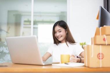 Asyalı kadın ile parsel kutularında teslim hizmeti ve online alışveriş iş Tema. Yarı zamanlı ve yaşam tarzı kavramı