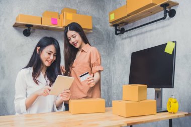 İki genç Asyalı insanlar başlangıç küçük işletme girişimci KOBİ dağıtım depo parsel posta kutusu. küçük sahibi ev ofis. Online Pazarlama ve ürün paketleme ve teslimat hizmeti