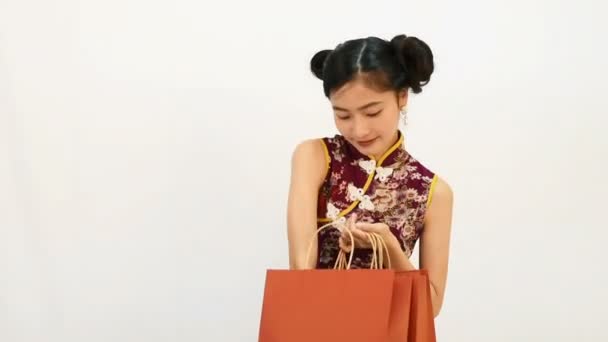 Young Asian Beauty Woman Wearing Cheongsam Finding Red Packet Money — Stock Video