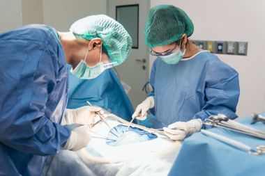 Tehlikeli acil durumda kurtarma hasta için çalışan doktor ve Yardımcısı hemşire. Hastane ve cerrahi kavramı. Sağlık ve tıp kavramı. Kanser ve hastalığı tedavisi.