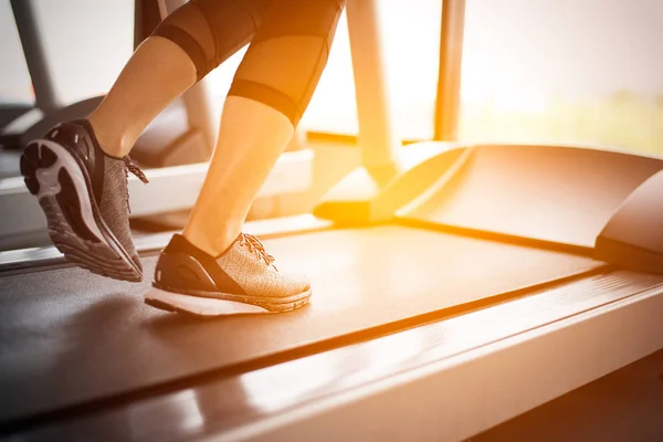 Нижнее тело на ногах часть Fitness girl running on running machi — стоковое фото
