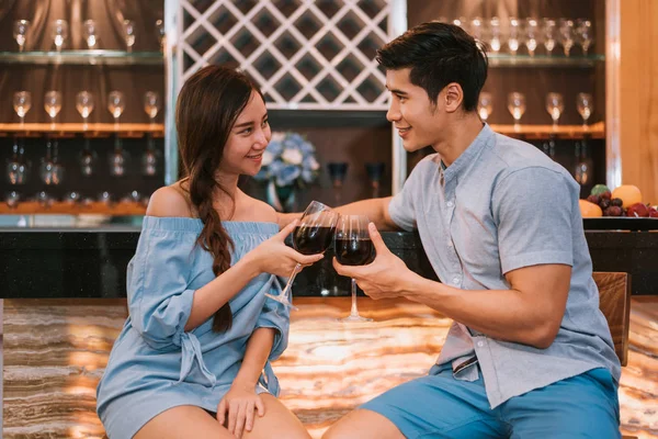 Asya Genç çiftler lüks ev iç Bar'da şarap tungur gözlük. Severler ve çiftler kavramı. Balayı ve düğün Tema. İç ve Dating Tema. — Stok fotoğraf
