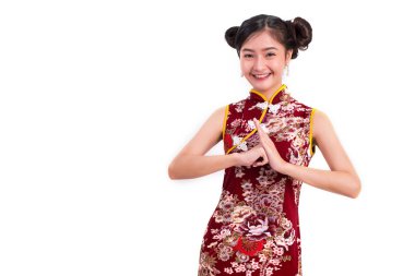 Genç Asya güzellik kadın giyiyor cheongsam ve nimet veya jest Çin yeni yılı festival olay izole beyaz arka plan üzerinde tebrik. Tatil ve yaşam tarzı kavramı. Qipao elbise